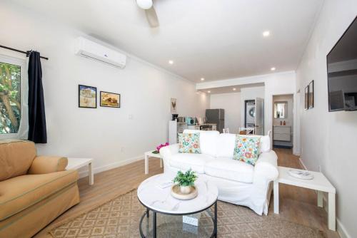 Governor's Harbour Apartamento | Laughing Bird 1BR #3 - Brand New Stylish Apartment, Pool, Beach condo