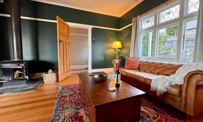 West Launceston Casa | Launceston Cottage With Views Spa Bath BBQ & Firepit