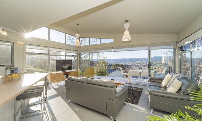 West Launceston Casa | Launceston Views Townhouse # 2
