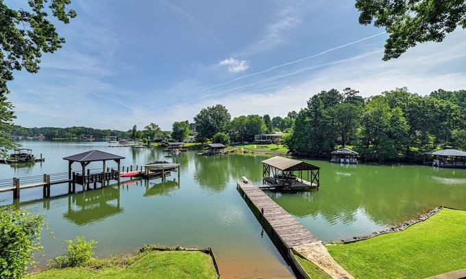Mount Mourne Casa | Launch & Dock: Lake Norman Retreat w/ Scenic Deck