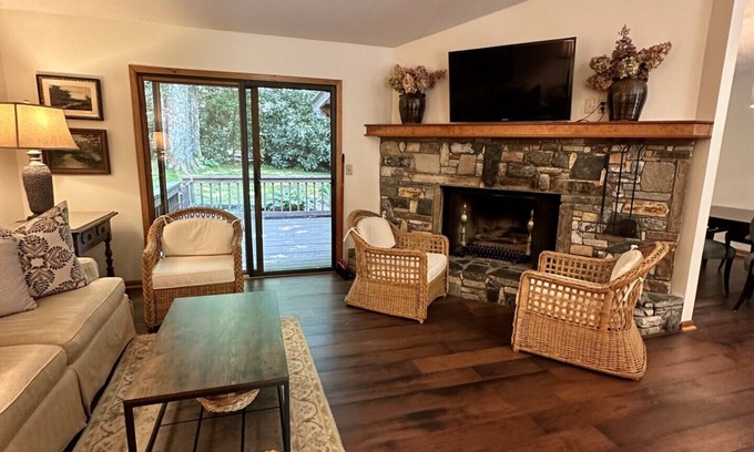 Highlands Cabaña | Laurel Cottage- 3 BR/ 2 baths - Serenity in Highlands, NC