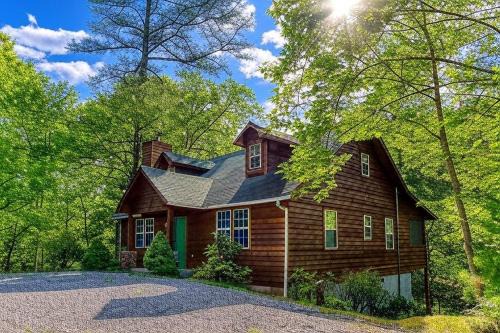 Wears Valley Casa | Laurel Cottage, 685 FREE tickets each paid day, Hot Tub, Pool Table!