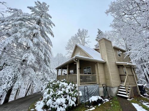 Townsend Casa | Laurel Valley Charmer with Grill and Golf Course Access