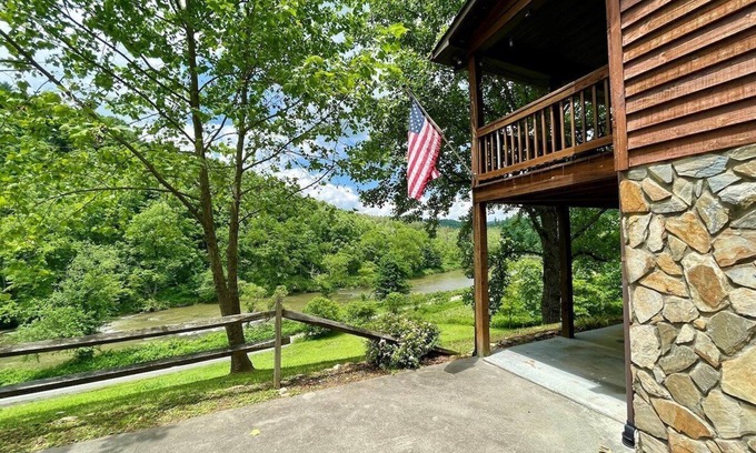 Peak Creek Cabina | Laurel Winds-Riverfront, WIFI, Fireplace, Firepit, Covered Porch