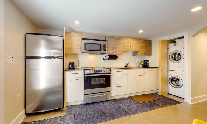 Laurelhurst Apartamento | Laurelhurst Retreat | Downtown Portland apt with streaming, full kitchen, W/D