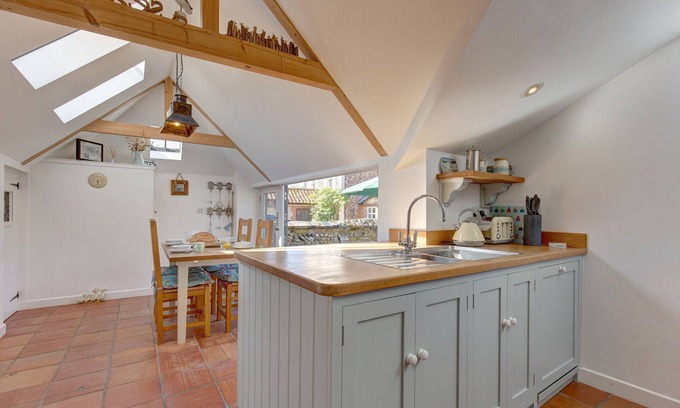 Stiffkey Cabaña | Lavender Cottage - a self catering cottage that sleeps 4 guests in 2 bedrooms