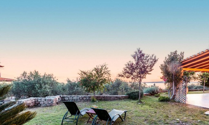 Riglia Apartamento | Lavender Garden Retreat - Secluded Seaside Getaway