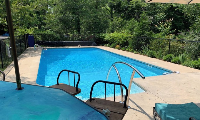 Lynn Cama Y Desayuno | Lavender Hill has a Saltwater Pool, walkable to town & Private patio entrance