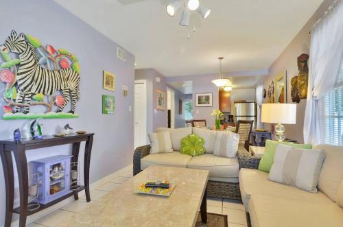 Truman Annex Casa | Lavender Jungle by AvantStay Great Location w Patio Shared Pool Week Long Stays Only