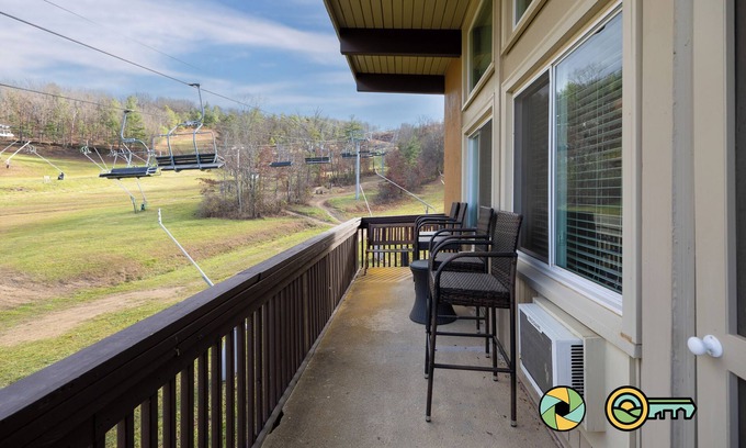Mount Jackson Condominio | Lavender Lodge (#237) On ski slope | Triple-decker bunk beds!
