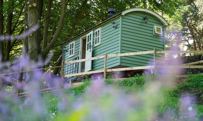 Upper Hulme Casa | Lavender Retreat with Private Hot Tub
