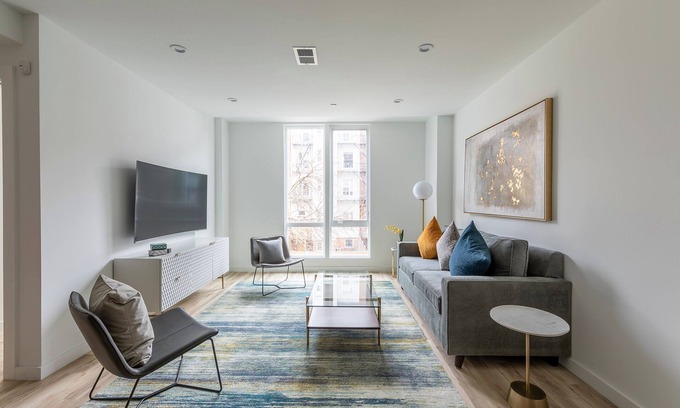 Hoboken Apartamento | Lavish 3BR Retreat w Private Rooftop Deck Near NYC