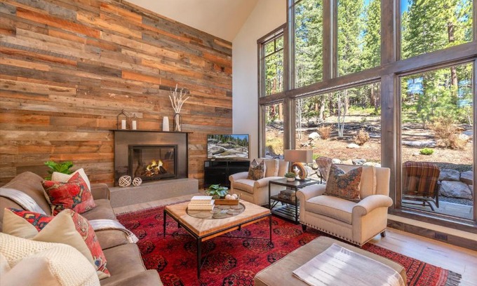 Truckee Casa | Lavish 4 BR in Gray's Crossing