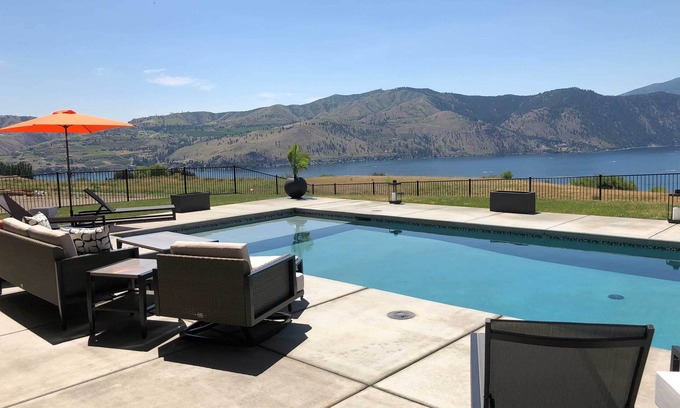 Manson Casa | ¡NUEVO! Lavish Lake Chelan Home w / Pool + Panoramic View