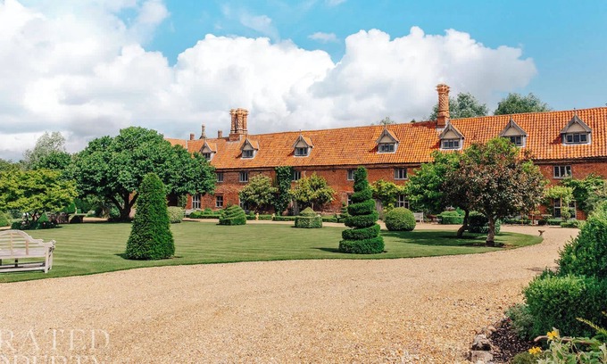 Hales Casa | Lavish Tudor Hall & Gardens - Sleeps 14!