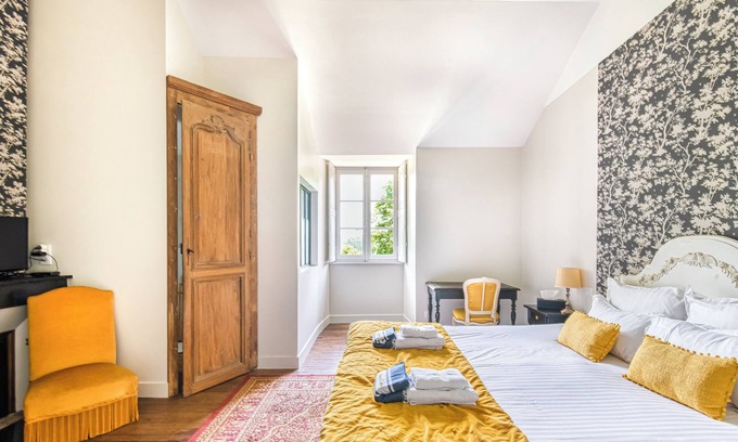 Bouchemaine Cama Y Desayuno | Lavishly decorated double room at Château Le Fresne