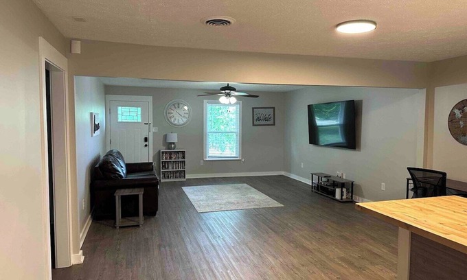 Murfreesboro Casa | Lawrence Oaks Residence