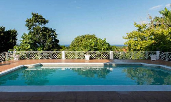 IronShore Estates Apartamento | Lawrence Pool House