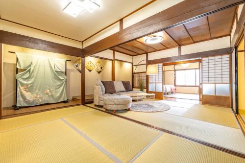 Nara Casa | Lax奈良 奈良観光に便利な和モダン古民家 最大12名 グループや家族旅行に最適