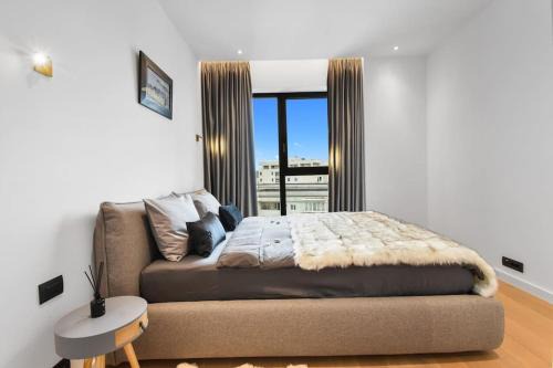 Aviatiei Apartamento | LAX Designer, Oasis city skyline views, Parking