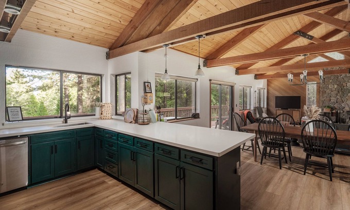 Arnold Chalet De Esquí | Lay-Z-Bone Lodge~A/C & Summer Pool Access!