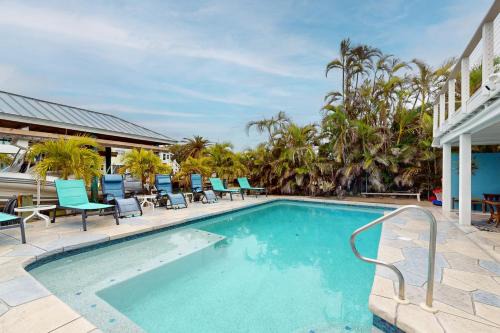 Mid Island Casa | Laze Away