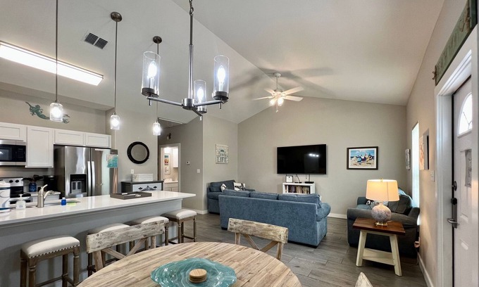 Corpus Christi Casa | Lazy as a Lobster @THE LAZY LOBSTER! Close Walk To Beach! Pool!