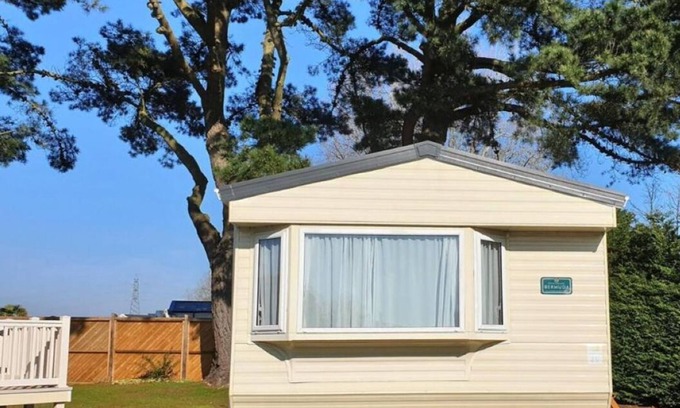 Hamworthy Casa | Lazy Bear 25 Arne View Seaside home with great views, full kitchen&strong Wi-Fi.