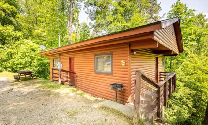 Bryson City Casa | Lazy Bear Cabin near Nantahala Outdoor Center and Bryson City