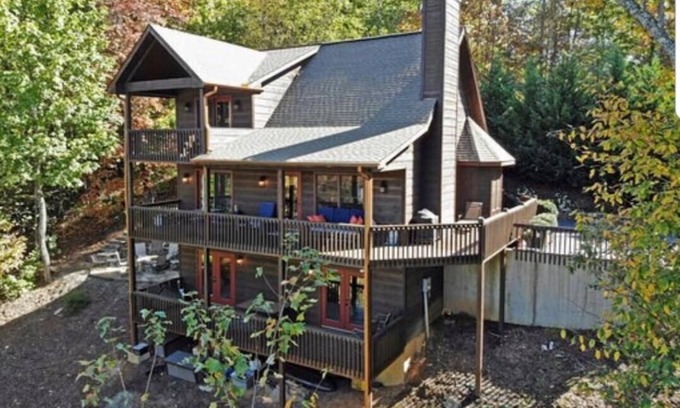 Hiawassee Cabina | Lazy Bear Cabin with views of the Blue Ridge Mountains and local attractions