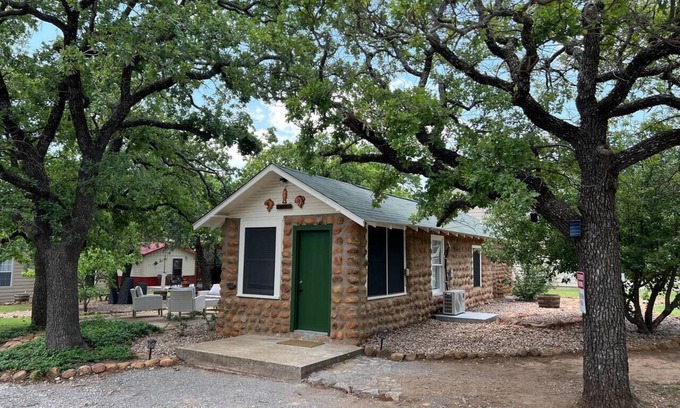 Medicine Park Casa | Lazy Bear Cobblestone - Pet friendly w/ pet fee