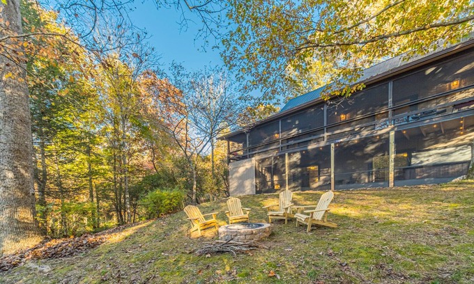 Helen Cabina | Lazy Bear Cottage | 3BR 3BA Creek Front Retreat | Game Room | Hot Tub | Creek
