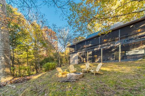 Helen Casa | Lazy Bear Cottage With Hot Tub