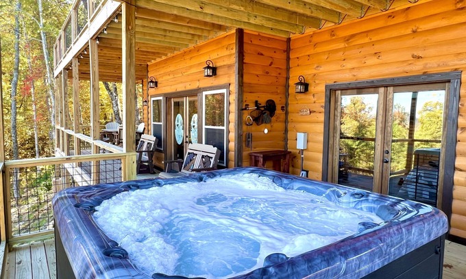 Walland Cabina | Lazy Bear Lodge (5-Bedroom Cabin) with Pool and Mountain view by RedAwning