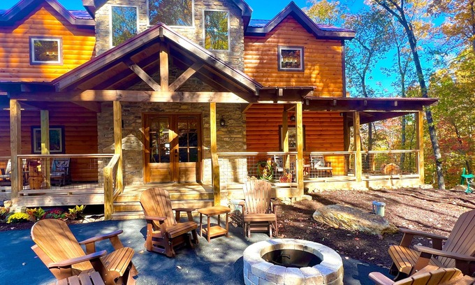 Walland Cabina | Lazy Bear Lodge: Free Attraction Tickets, Hot Tub & Theater Room