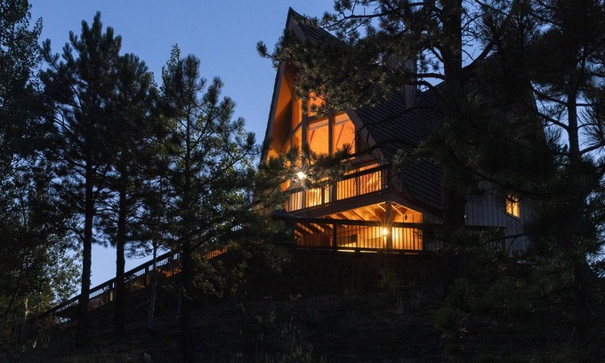 Florissant Cabina | 'Lazy Bear Lodge' in Florissant w/ Mountain Views!