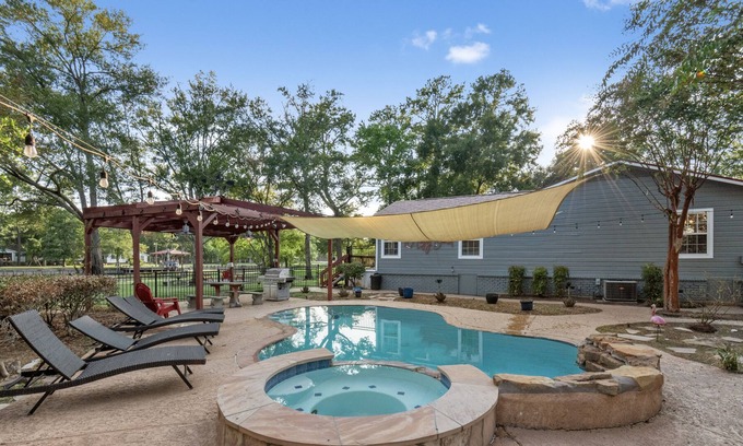 Oakhurst Casa | Lazy Days at 10 Lazy Bend. Comfortable family house sleeps 10 w pool/hot tub
