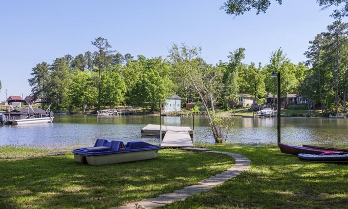 Leesville Casa | Lazy Days on Lakeshore - Private Dock, Kayaks SUP, Arcades and more