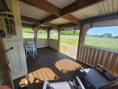 Alresford Complejo | 'LAZY DAYS' self contained Tiny Home for adults only