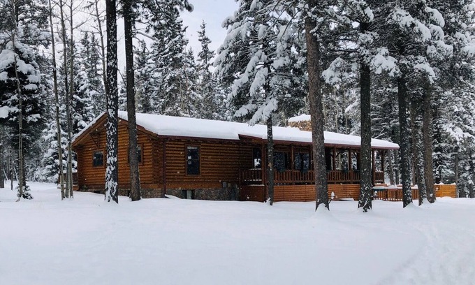 Angel Fire Casa | Lazy Dog Lodge es la casa de madera por excelencia en una estación de esquí y bicicleta de montaña