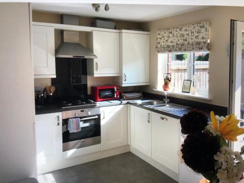 Oakham Casa | Lazy Nest - Sleeps 4 Parking Garden & Hammocks