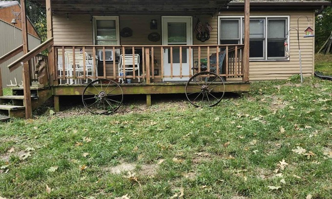 Gerlaw Cabina | Lazy Oaks: Charming cabin on pond with A/C in delightful Little York, Illinois