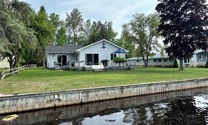 Prudenville Cabaña | Lazy Waves Lodge, A waterfront canal cottage retreat on Houghton Lake