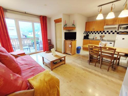 Bagneres-de-Luchon Apartamento | Le 102, T3 pour 5 personnes, vue montagne, classé 2 étoiles NF, parking, piscine en été