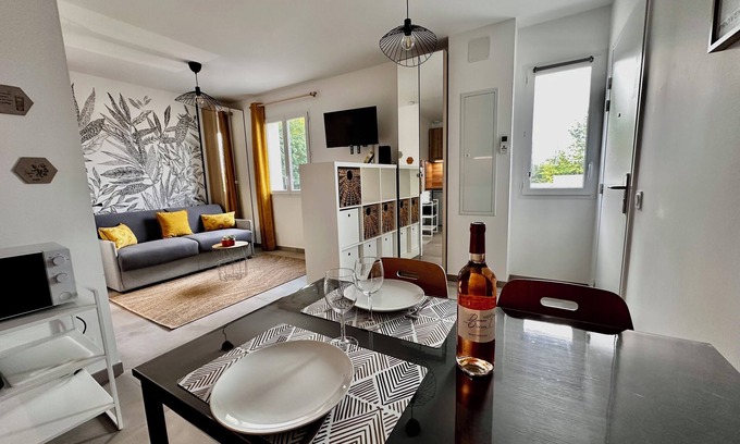 La Roque-d'Antheron Apartamento | Le 29 Grimaldi, charming quiet studio, close to the Piano Festival and the Luberon.