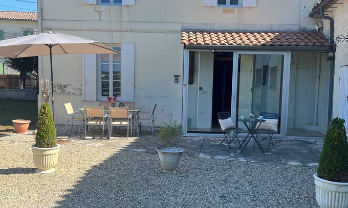 Saint-Sulpice-de-Faleyrens Casa | Le Clos gîte, a pleasant place to live just 3 minutes from the heart of Saint-Émilion.