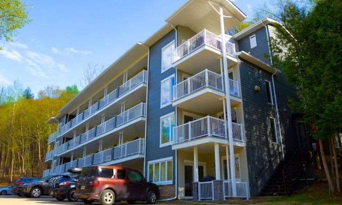 Mont-Tremblant Village Condominio | LE C17: Cozy Condo in Historic Village 6 minutes from the Ski Base!