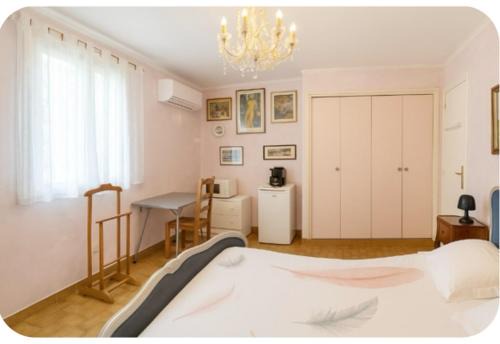 Le Cannet Casa | Le Cannet, chambre double à l'étage privatif, d'une maison avec piscine
