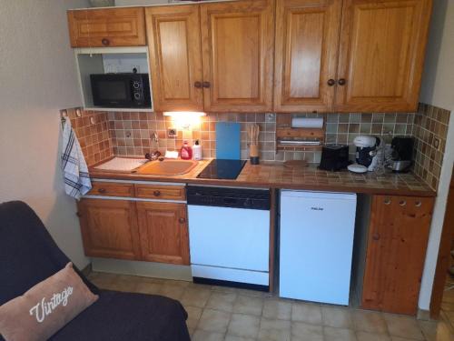 Les Carroz-d'Araches Apartamento | Le chalet des neiges 3 est au calme situé à 5 mn à pied du centre il est composé canapé convertible et 3 lits supperposés parking privé sur place et arrêt navette gratuite à 30 m