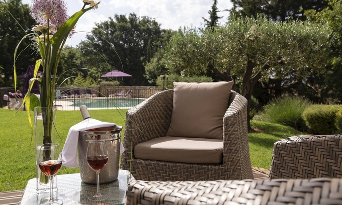 Saint-Quentin-la-Poterie Hotel | Le Clos de Pradines